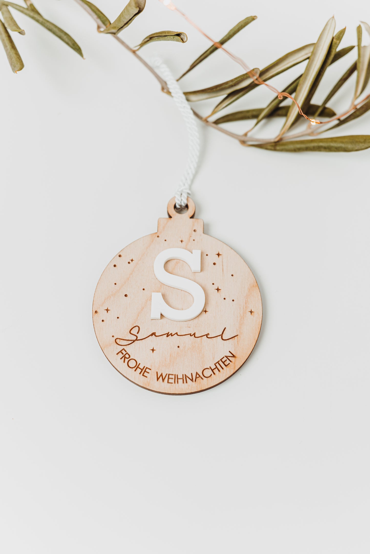 Personalisierte Weihnachtskugel mit Acryl-Buchstaben