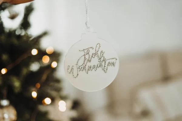 Personalisierte Weihnachtskugel aus Milchglas – Bild 6