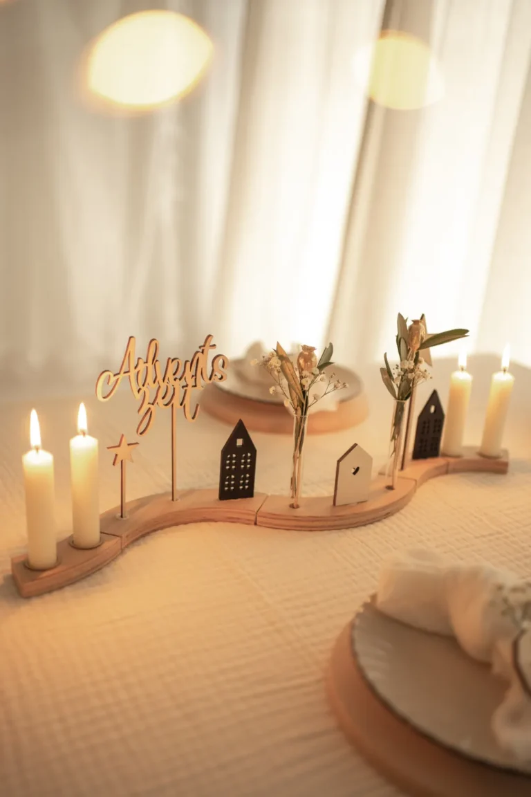 Moderner Adventskranz für Stabkerzen mit minimalistischem Design, dekoriert mit Stern-Steckern und Kerzen.