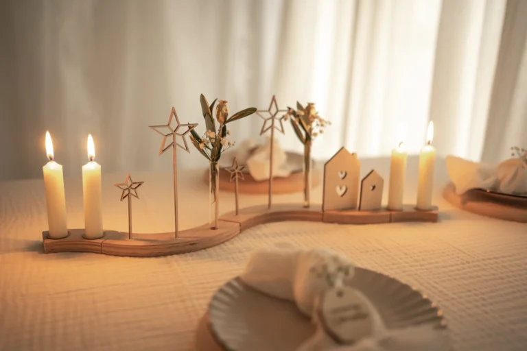 Dekorativer Adventskranz mit Stabkerzen und auswechselbaren Holzsteckern, auf Holzplatte arrangiert.