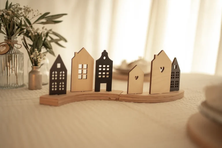 Adventskranz-Holzplatte im modernen Design mit dezenter Weihnachtsgravur – leer geliefert zur freien Deko.