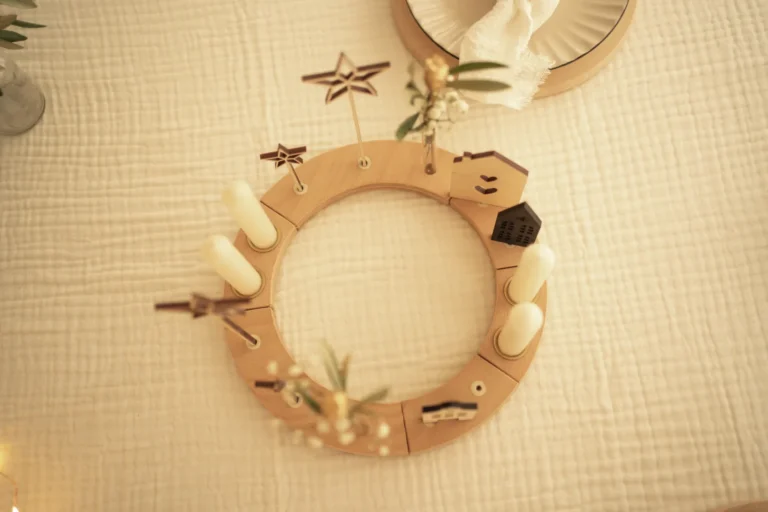 Adventskranzplatte aus hellem Holz – vorbereitet für vier Kerzen und beliebige Adventsdeko.