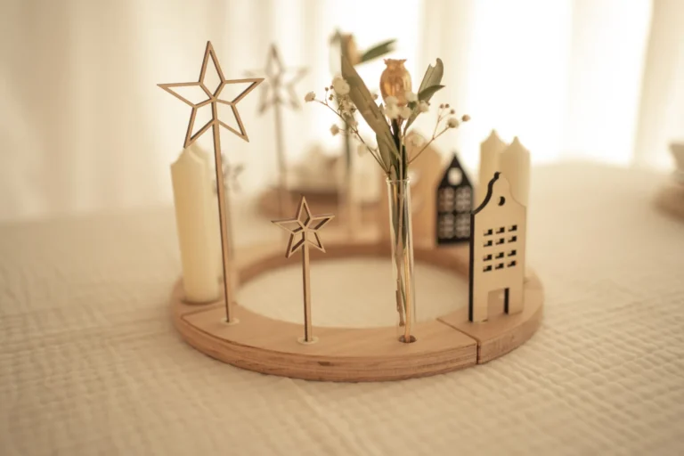 Nahaufnahme des modernen Adventskranzes für Stabkerzen mit Steckhaus und Kerze im Fokus.