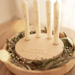 Design-Adventskranz für Stabkerzen – aus hellem Holz gefertigt, ohne Kerzen und Zweige geliefert.