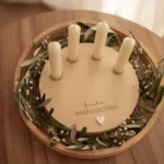 Adventskranz für Stabkerzen – schlichte Holzplatte mit vier Kerzenhaltern, ideal für individuelle Dekoration.