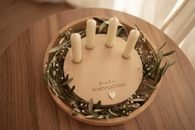 Adventskranz für Stabkerzen – schlichte Holzplatte mit vier Kerzenhaltern, ideal für individuelle Dekoration.