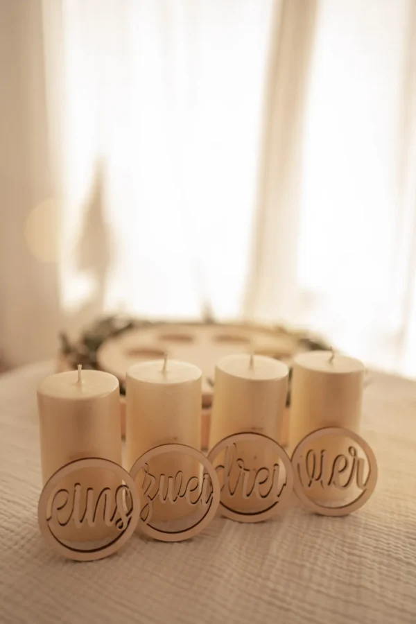 Stimmungsvoller Adventskranz aus Buchenholz – Bild 8