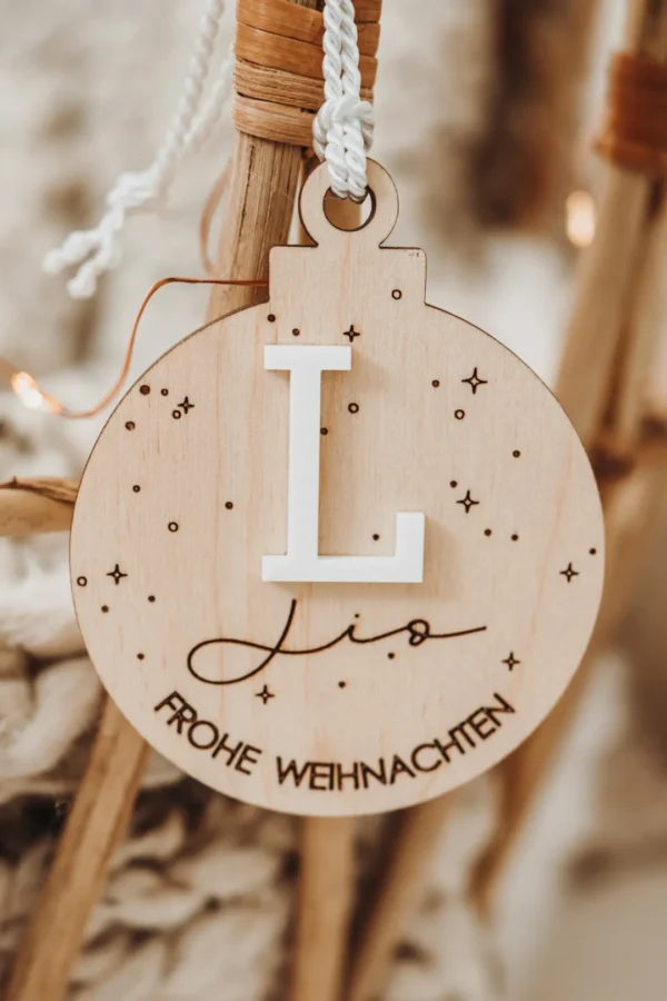 Personalisierte Weihnachtskugel mit Acryl-Buchstaben – Bild 9