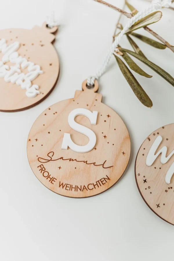 Personalisierte Weihnachtskugel mit Acryl-Buchstaben – Bild 7