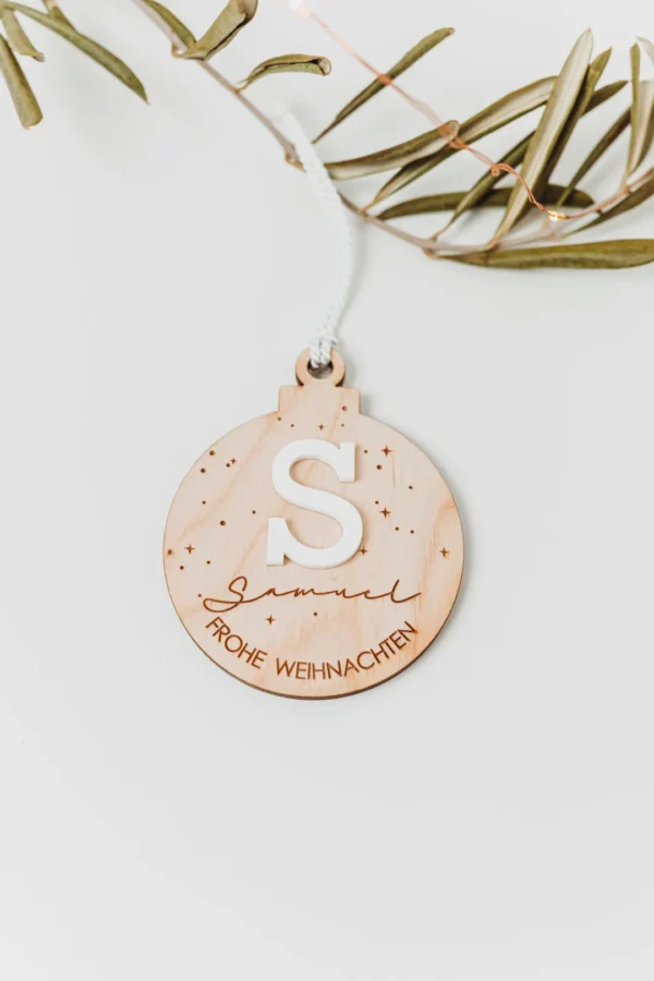 Personalisierte Weihnachtskugel mit Acryl-Buchstaben – Bild 6
