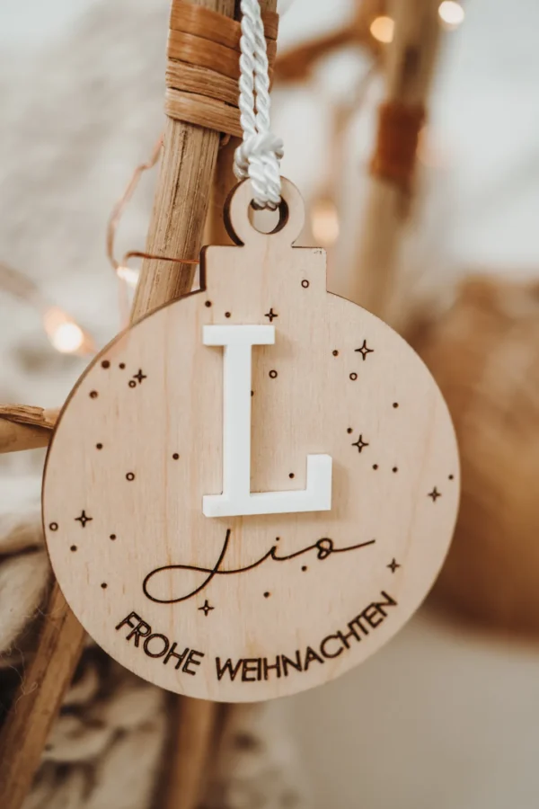 Personalisierte Weihnachtskugel mit Acryl-Buchstaben – Bild 3