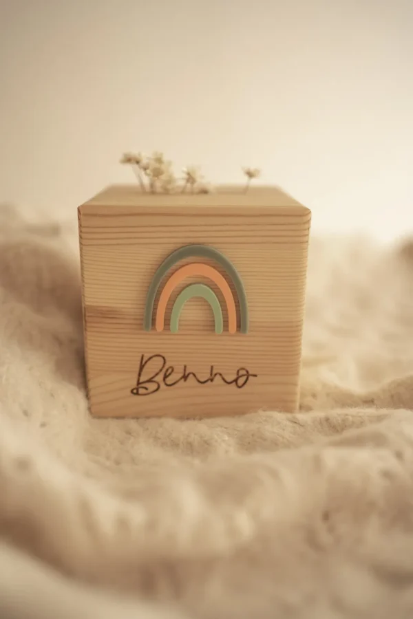 Personalisierte Spardose aus Holz mit Namen und Acryl-Regenbogen – Bild 6