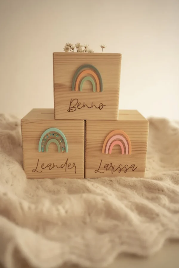 Personalisierte Spardose aus Holz mit Namen und Acryl-Regenbogen – Bild 4