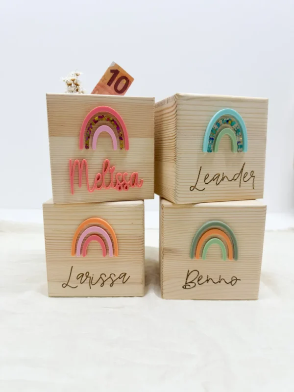 Personalisierte Spardose aus Holz mit Namen und Acryl-Regenbogen – Bild 3