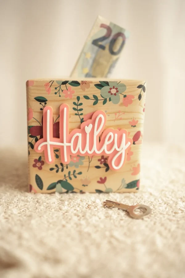 Individuelle Kinderspardose mit knalligem Volldruck, Name in 3D-Acryl-Design, aus Holz gefertigt