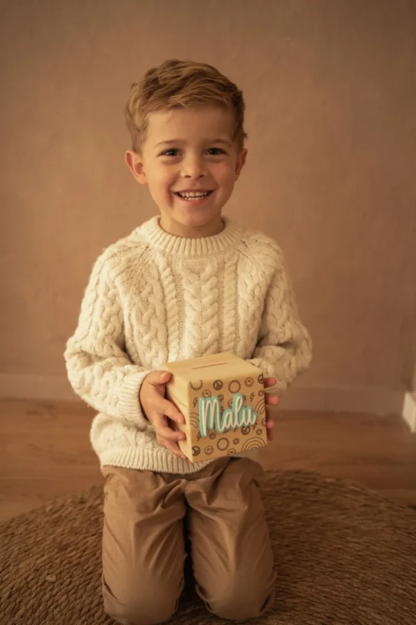 Individuelle Kinderspardose mit knalligem Volldruck, Name in 3D-Acryl-Design, aus Holz gefertigt