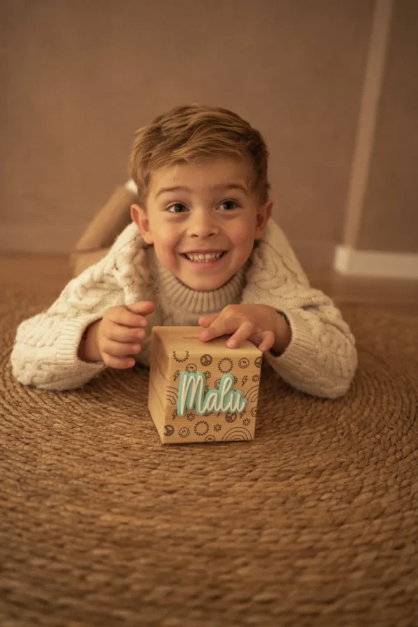Spardose mit farbigem Motivdruck, 3D-Acrylname und abschließbarem Metallschloss – für Kinder personalisiert