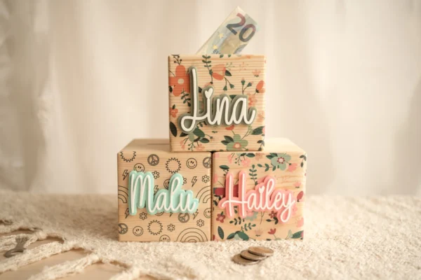 Bunte Holzspardose mit 3D-Namensschild aus Acryl – ideales Geschenk für Kinder