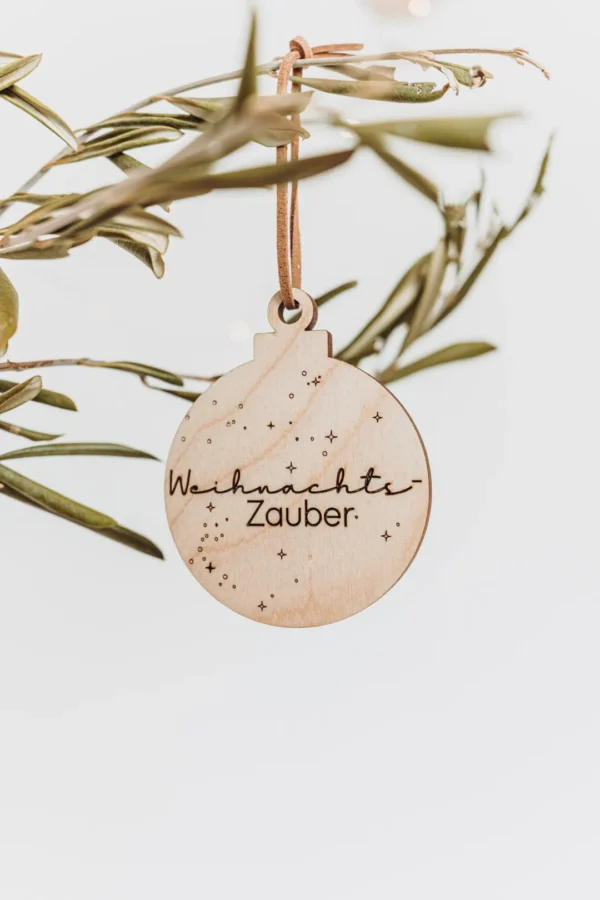 Personalisierte Weihnachtskugeln aus Holz – Bild 9