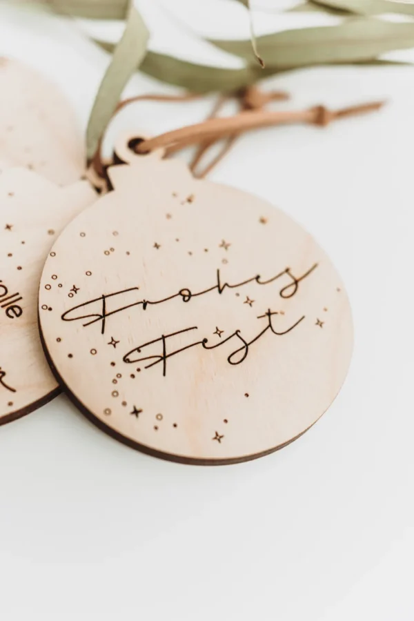 Personalisierte Weihnachtskugeln aus Holz – Bild 8