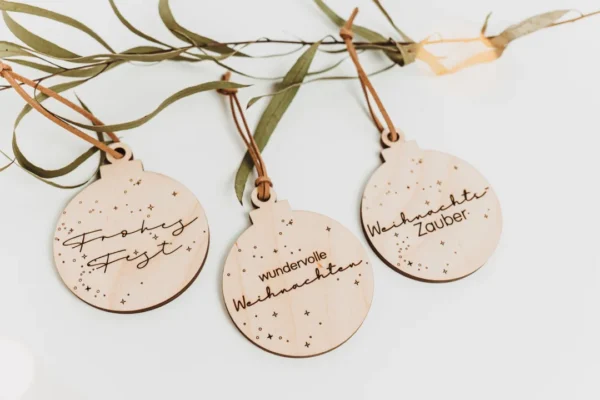 Personalisierte Weihnachtskugeln aus Holz – Bild 7