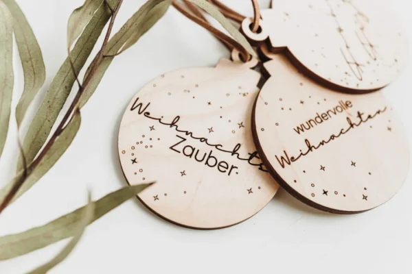 Personalisierte Weihnachtskugeln aus Holz – Bild 6