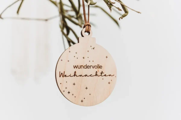 Personalisierte Weihnachtskugeln aus Holz – Bild 5