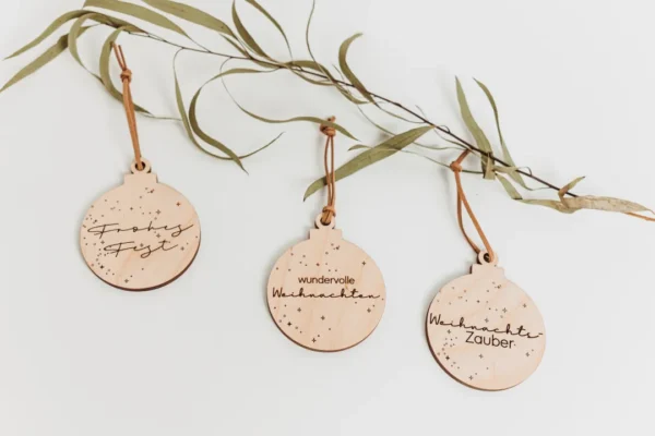 Personalisierte Weihnachtskugeln aus Holz – Bild 4