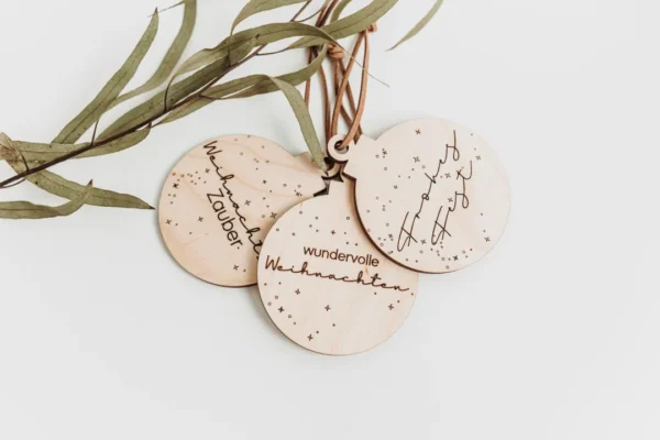 Personalisierte Weihnachtskugeln aus Holz – Bild 3